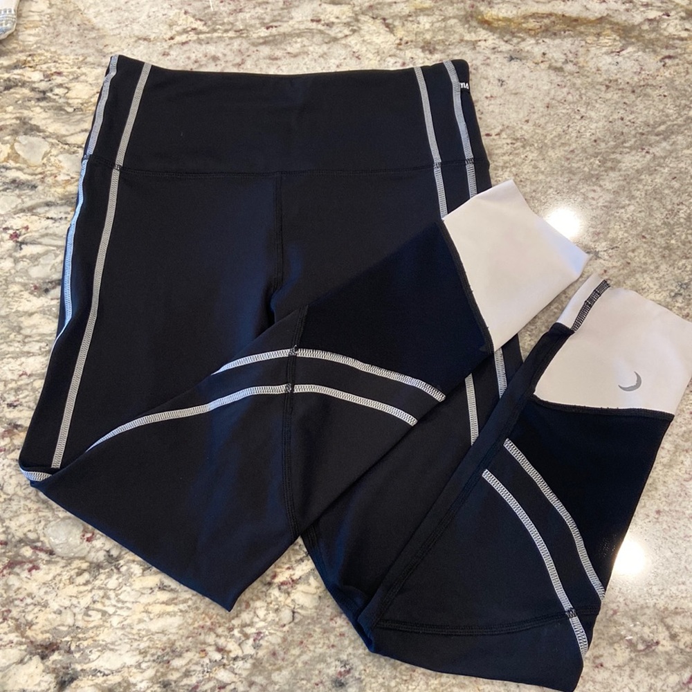 Women’s size 4 Zyia leggings